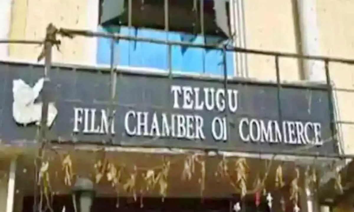 Film Chamber : టాలీవుడ్ సమ్మె.. ఫిలిం ఛాంబర్ తీసుకున్న నిర్ణయాలు ఇవే.. ఇక నుంచి యూనియన్స్ తో సంబంధం లేకుండా.. Film Chamber : టాలీవుడ్ సమ్మె.. ఫిలిం ఛాంబర్ తీసుకున్న నిర్ణయాలు ఇవే.. ఇక నుంచి యూనియన్స్ తో సంబంధం లేకుండా..