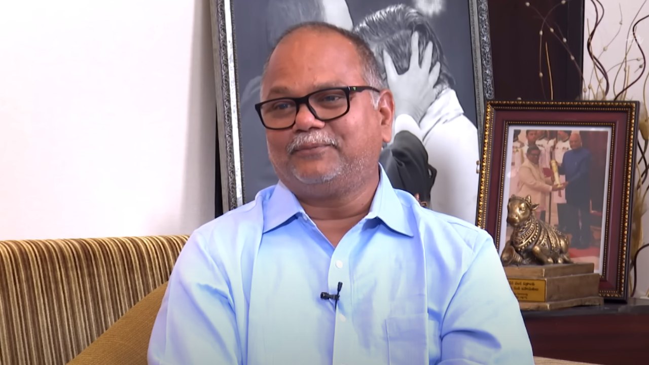 VN Aditya : సమ్మె పేరుతో కార్మికులను షూటింగులకు దూరం చేసి.. రోడ్డు మీద పడేయడం కాదు.. డైరెక్టర్ ఫైర్.. VN Aditya : సమ్మె పేరుతో కార్మికులను షూటింగులకు దూరం చేసి.. రోడ్డు మీద పడేయడం కాదు.. డైరెక్టర్ ఫైర్..