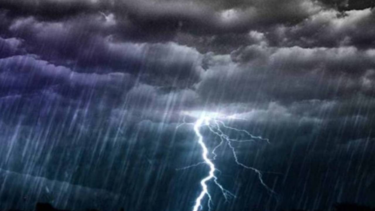 AP Rains : ఏపీ ప్రజలకు బిగ్ అలర్ట్.. మరికొద్ది గంటల్లో ఈ జిల్లాల్లో పిడుగులతో కూడిన భారీ వర్షాలు.. రెడ్ అలర్ట్ జారీ.. బయటకు రావొద్దు.. AP Rains : ఏపీ ప్రజలకు బిగ్ అలర్ట్.. మరికొద్ది గంటల్లో ఈ జిల్లాల్లో పిడుగులతో కూడిన భారీ వర్షాలు.. రెడ్ అలర్ట్ జారీ.. బయటకు రావొద్దు..