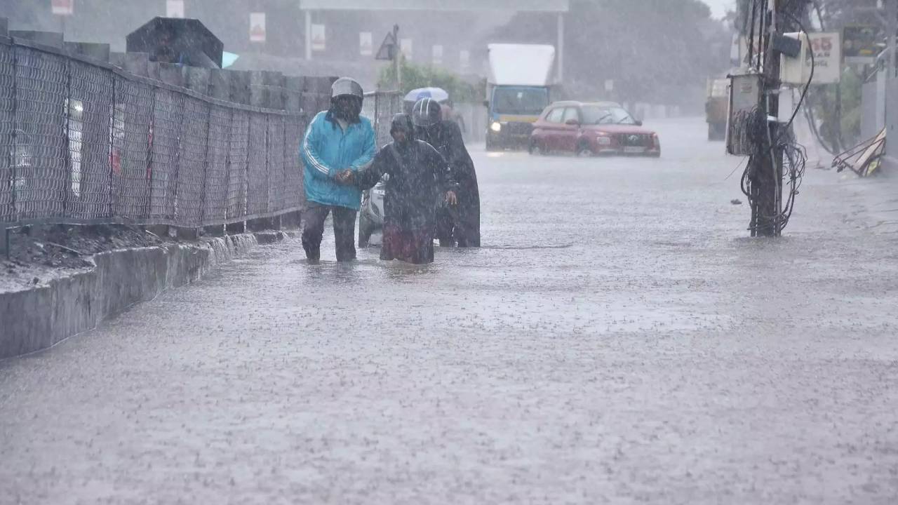 AP Rains : ఏపీలో మూడ్రోజులు వానలే వానలు.. నేడు ఈ జిల్లాల్లో భారీ నుంచి అతిభారీ వర్షాలు.. AP Rains : ఏపీలో మూడ్రోజులు వానలే వానలు.. నేడు ఈ జిల్లాల్లో భారీ నుంచి అతిభారీ వర్షాలు..
