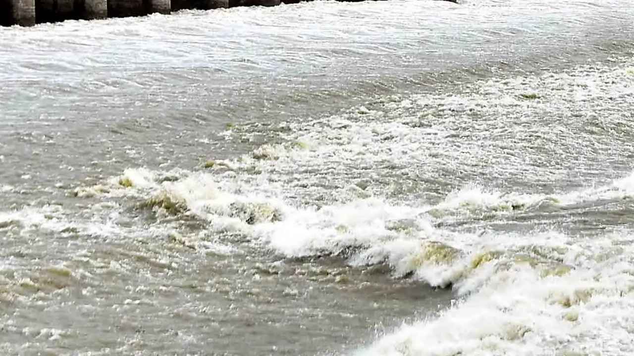 APSDMA Alert: ఉధృతంగా ప్రవహిస్తున్న కృష్ణా, గోదావరి.. నదీ పరీవాహక ప్రజలు జాగ్రత్త.. అత్యవసర సాయం కోసం టోల్ ఫ్రీ నెంబర్లు.. APSDMA Alert: ఉధృతంగా ప్రవహిస్తున్న కృష్ణా, గోదావరి.. నదీ పరీవాహక ప్రజలు జాగ్రత్త.. అత్యవసర సాయం కోసం టోల్ ఫ్రీ నెంబర్లు..