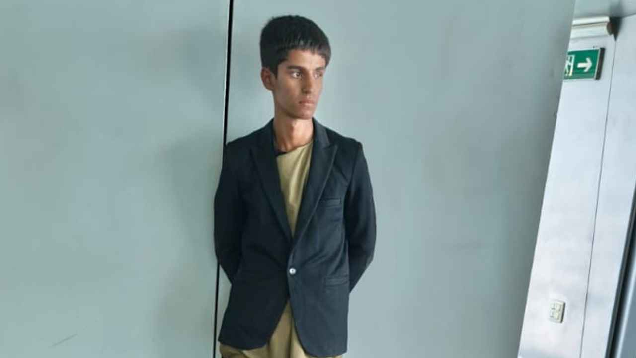 Afghan Boy First Photo: విమానం ల్యాండింగ్ గేర్లో దాక్కుని.. ప్రాణాంతక ప్రయాణం చేసింది ఈ కుర్రాడే.. ఫస్ట్ ఫోటో.. Afghan Boy First Photo: విమానం ల్యాండింగ్ గేర్లో దాక్కుని.. ప్రాణాంతక ప్రయాణం చేసింది ఈ కుర్రాడే.. ఫస్ట్ ఫోటో..