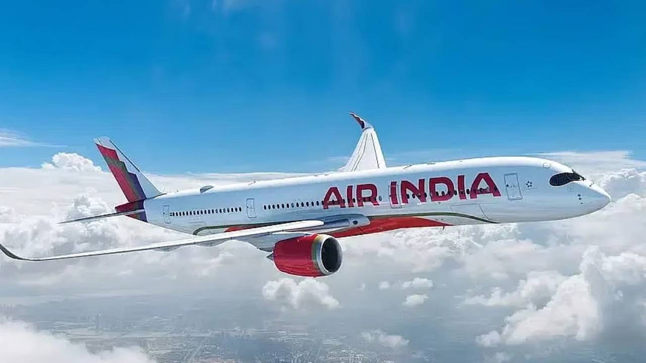 Air India Flight : విమానం గాల్లో ఉండగా.. ప్రయాణికుడు చేసిన పనికి హడలి పోయిన పైలట్.. రంగంలోకి సీఐఎస్ఎఫ్ సిబ్బంది.. Air India Flight : విమానం గాల్లో ఉండగా.. ప్రయాణికుడు చేసిన పనికి హడలి పోయిన పైలట్.. రంగంలోకి సీఐఎస్ఎఫ్ సిబ్బంది..