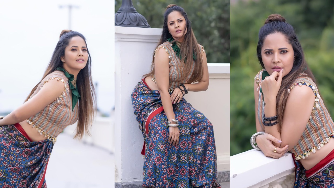 Anasuya Bharadwaj : వెరైటీ చీరకట్టులో అందంగా అనసూయ.. ఫొటోలు..