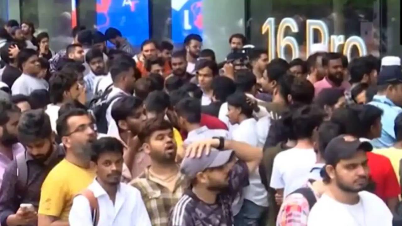 Apple iPhone 17 Sale : ఆపిల్ ఐఫోన్ 17 సేల్ మొదలైందోచ్.. కొత్త ఐఫోన్ కోసం స్టోర్ల వద్ద ఎగబడుతున్న జనం.. పొట్టు పొట్టు కొట్టేసుకున్నారు..! Apple iPhone 17 Sale : ఆపిల్ ఐఫోన్ 17 సేల్ మొదలైందోచ్.. కొత్త ఐఫోన్ కోసం స్టోర్ల వద్ద ఎగబడుతున్న జనం.. పొట్టు పొట్టు కొట్టేసుకున్నారు..!