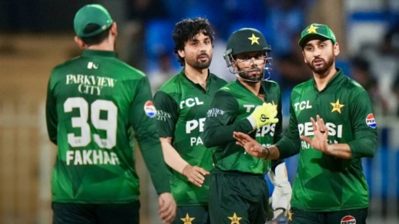 Asia Cup 2025 : భారత్తో మ్యాచ్కు ముందు పాకిస్థాన్ జట్టుకు బిగ్ షాక్.. కెప్టెన్ ఔట్..! ఆందోళనలో ఫ్యాన్స్.. Asia Cup 2025 : భారత్తో మ్యాచ్కు ముందు పాకిస్థాన్ జట్టుకు బిగ్ షాక్.. కెప్టెన్ ఔట్..! ఆందోళనలో ఫ్యాన్స్..