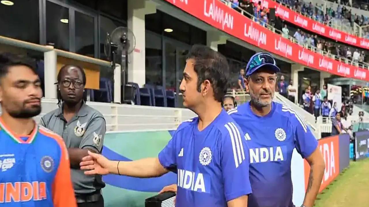 IND vs PAK : షేక్ హ్యాండ్ ఇద్దాం రండీ.. పాక్తో మ్యాచ్ ముగిసిన వెంటనే.. టీమ్ఇండియా ఆటగాళ్లను కోరిన గంభీర్.. వీడియో వైరల్ IND vs PAK : షేక్ హ్యాండ్ ఇద్దాం రండీ.. పాక్తో మ్యాచ్ ముగిసిన వెంటనే.. టీమ్ఇండియా ఆటగాళ్లను కోరిన గంభీర్.. వీడియో వైరల్