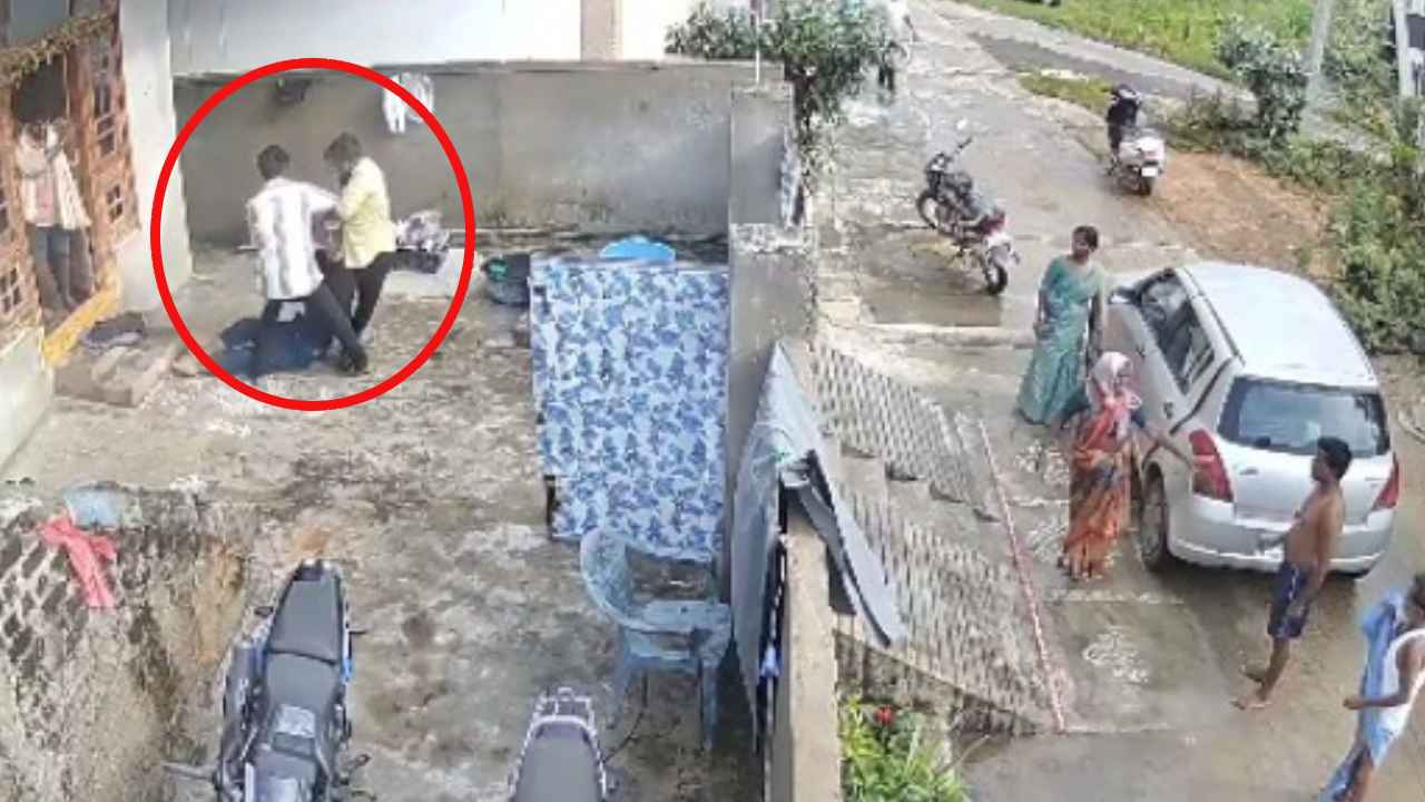 Girls Family Attack: బాబోయ్.. కళ్లలో కారం చల్లి, కత్తులు కర్రలతో దాడి చేసి.. ప్రేమ పెళ్లి చేసుకున్న కూతురిని లాక్కెళ్లిన తల్లిదండ్రులు.. Girls Family Attack: బాబోయ్.. కళ్లలో కారం చల్లి, కత్తులు కర్రలతో దాడి చేసి.. ప్రేమ పెళ్లి చేసుకున్న కూతురిని లాక్కెళ్లిన తల్లిదండ్రులు..