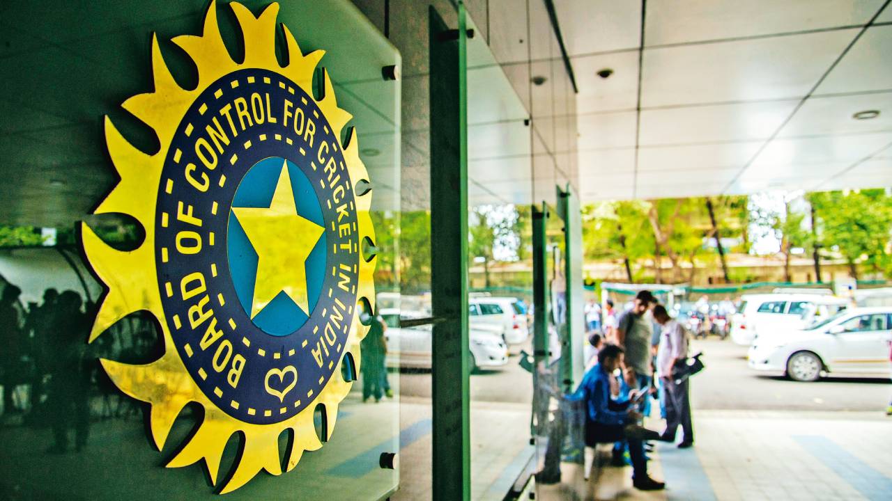 BCCI : టీమ్ఇండియా స్పాన్సర్ షిప్ కోసం బిడ్లను ఆహ్వానించిన బీసీసీఐ.. కండీషన్స్ అప్లై.. BCCI : టీమ్ఇండియా స్పాన్సర్ షిప్ కోసం బిడ్లను ఆహ్వానించిన బీసీసీఐ.. కండీషన్స్ అప్లై..