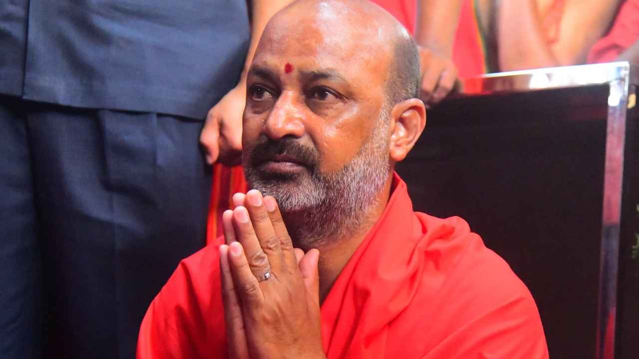 Bandi Sanjay: రాజకీయాలకు దూరంగా బండి సంజయ్? ఇలా ఎంతకాలం.. రీజన్ ఏంటి? Bandi Sanjay: రాజకీయాలకు దూరంగా బండి సంజయ్? ఇలా ఎంతకాలం.. రీజన్ ఏంటి?