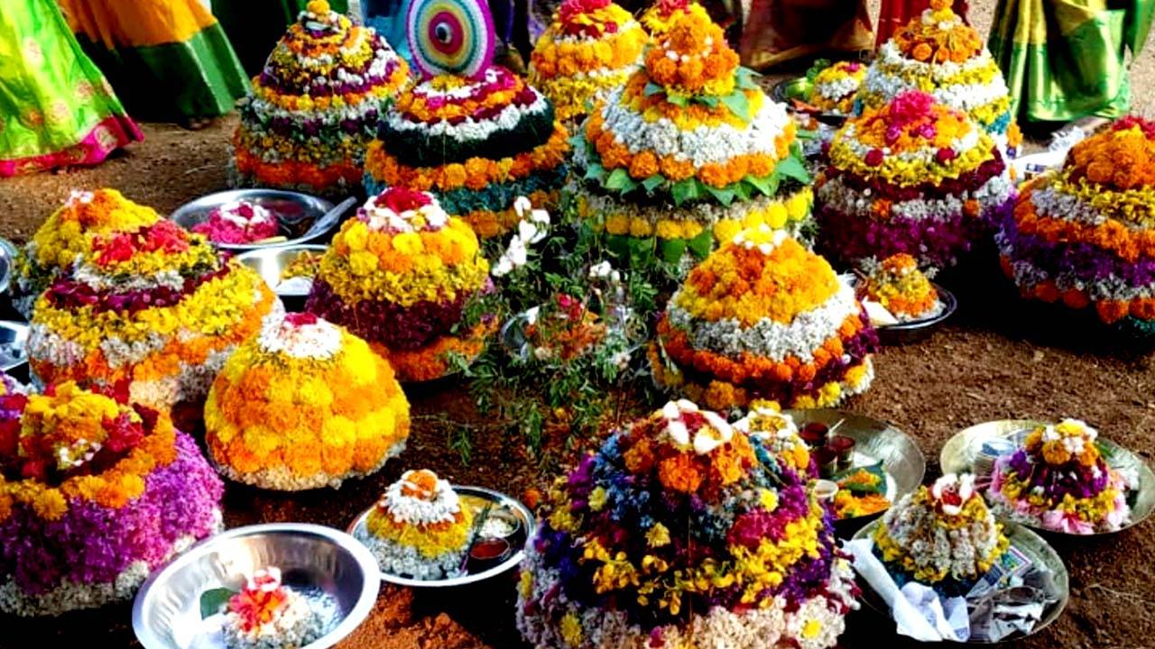 Bathukamma Sambaralu : 21నుంచి బతుకమ్మ సంబురాలు.. కార్యక్రమాల షెడ్యూల్ విడుదల.. 28న అక్కడ గిన్నిస్ రికార్డ్ స్థాయిలో వేడుకలు.. Bathukamma Sambaralu : 21నుంచి బతుకమ్మ సంబురాలు.. కార్యక్రమాల షెడ్యూల్ విడుదల.. 28న అక్కడ గిన్నిస్ రికార్డ్ స్థాయిలో వేడుకలు..