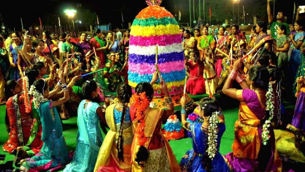 Saddula Bathukamma: ట్యాంక్ బండ్ పై అంగరంగ వైభవంగా సద్దుల బతుకమ్మ సంబరాలు.. Saddula Bathukamma: ట్యాంక్ బండ్ పై అంగరంగ వైభవంగా సద్దుల బతుకమ్మ సంబరాలు..