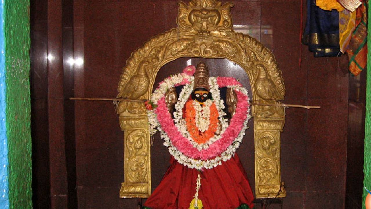 దక్షయజ్ఞం తర్వాత సతీదేవి మెడ భాగం పడిన చోటు.. 18 శక్తి పీఠాల్లో భ్రమరాంబ వెలసిన శ్రీశైలానికి ప్రత్యేక స్థానం దక్షయజ్ఞం తర్వాత సతీదేవి మెడ భాగం పడిన చోటు.. 18 శక్తి పీఠాల్లో భ్రమరాంబ వెలసిన శ్రీశైలానికి ప్రత్యేక స్థానం