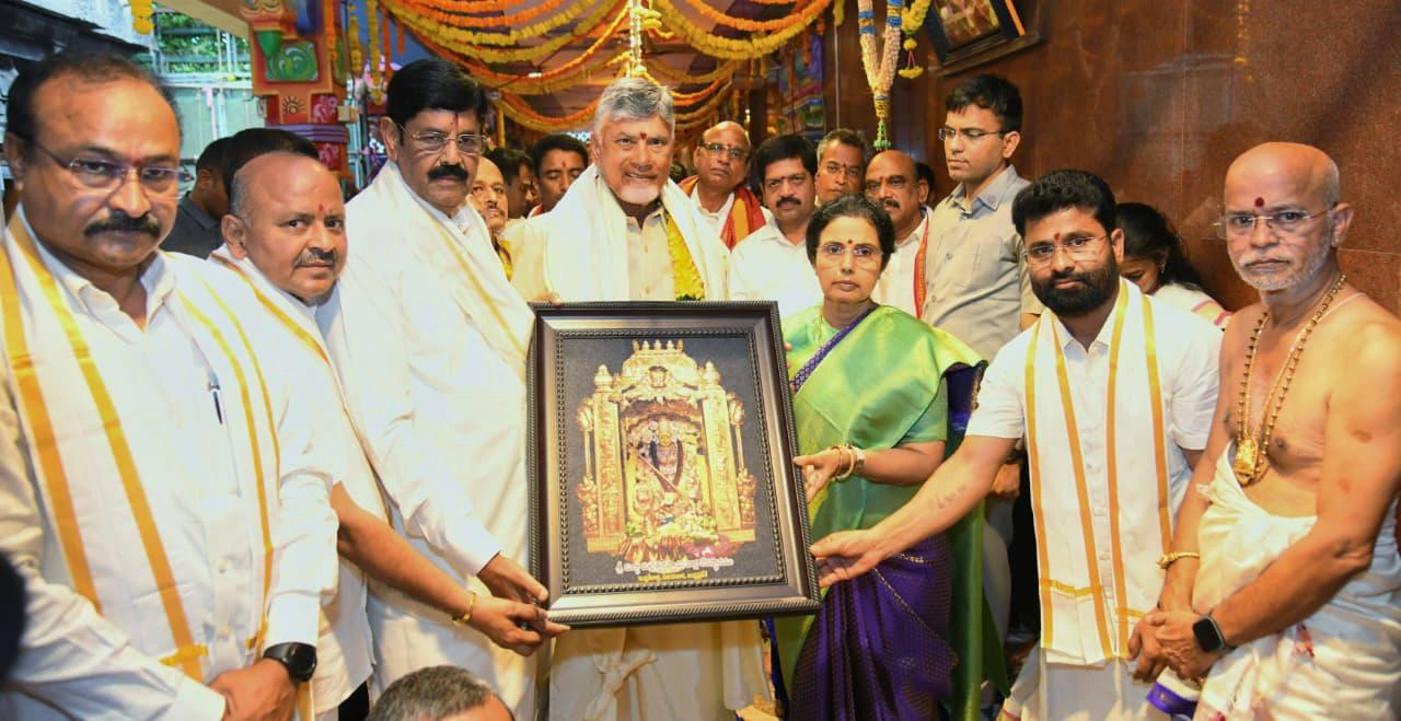CM Chandrababu Naidu couple offered silk clothes to Kanaka Durga Ammavaru on Indrakeeladri