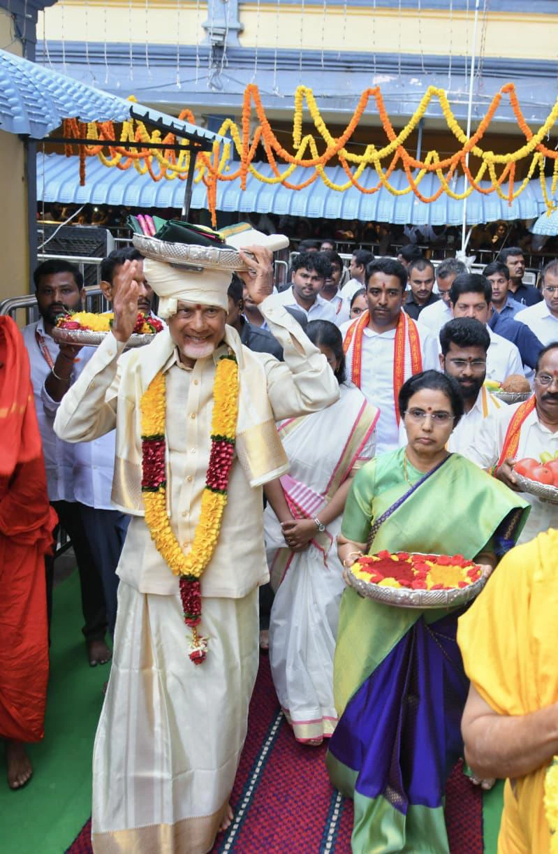 CM Chandrababu Naidu couple offered silk clothes to Kanaka Durga Ammavaru on Indrakeeladri