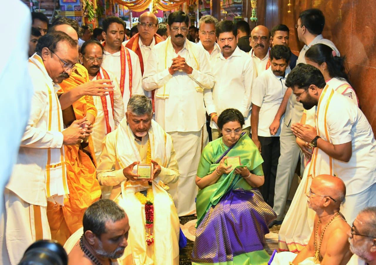 CM Chandrababu Naidu couple offered silk clothes to Kanaka Durga Ammavaru on Indrakeeladri