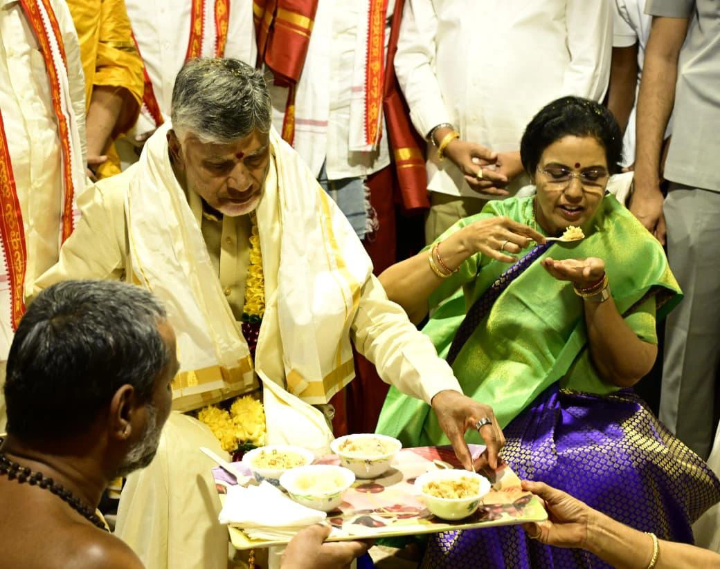 CM Chandrababu Naidu couple offered silk clothes to Kanaka Durga Ammavaru on Indrakeeladri