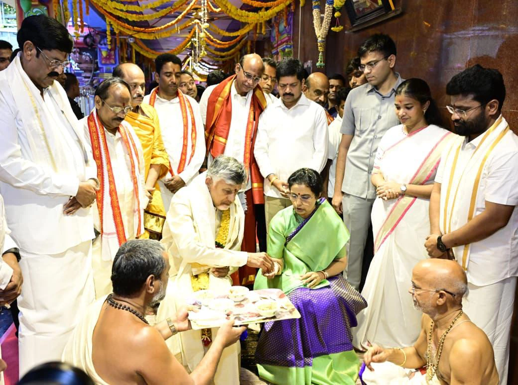 CM Chandrababu Naidu couple offered silk clothes to Kanaka Durga Ammavaru on Indrakeeladri