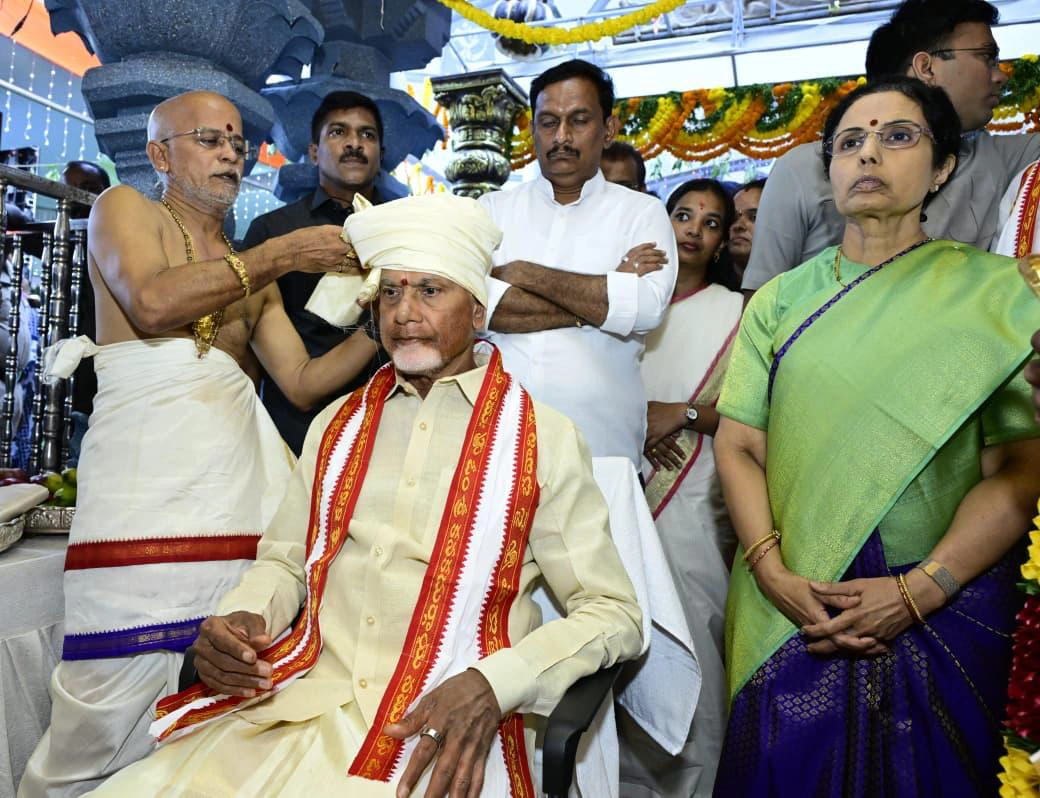 CM Chandrababu Naidu couple offered silk clothes to Kanaka Durga Ammavaru on Indrakeeladri