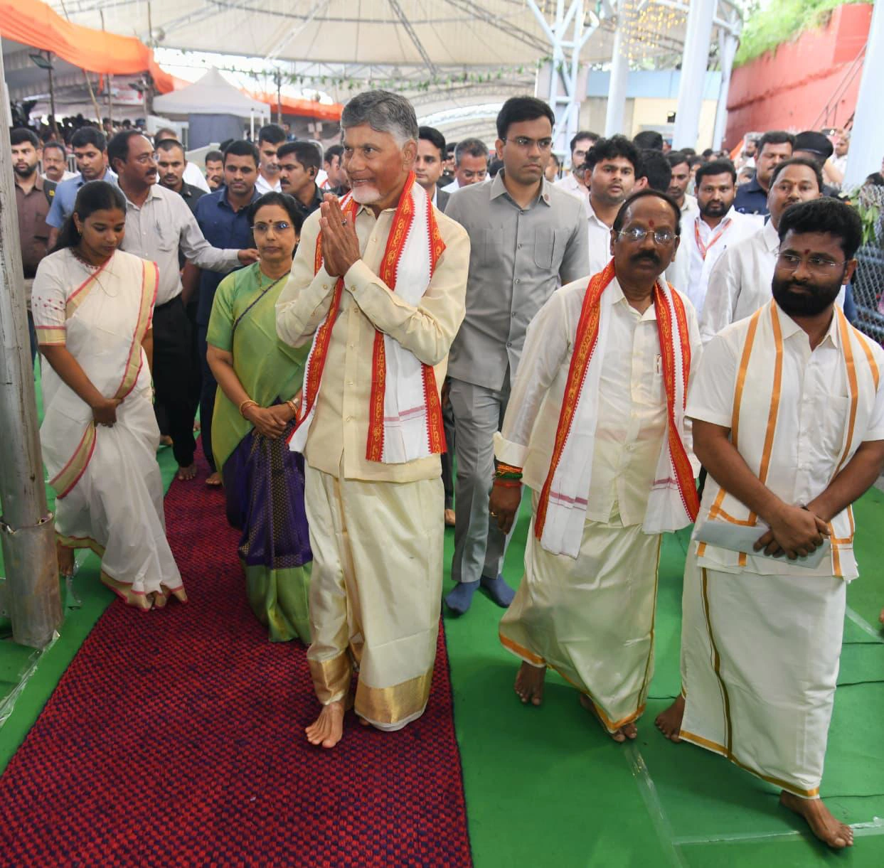 CM Chandrababu Naidu couple offered silk clothes to Kanaka Durga Ammavaru on Indrakeeladri