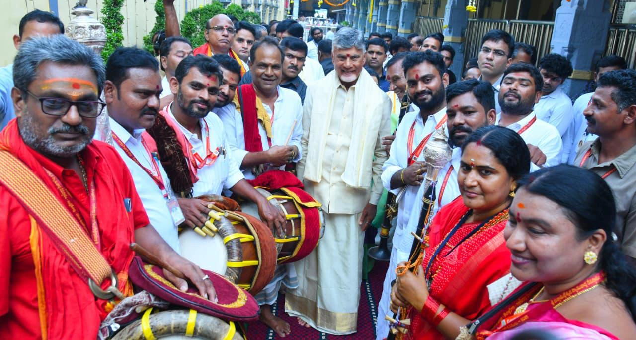 CM Chandrababu Naidu couple offered silk clothes to Kanaka Durga Ammavaru on Indrakeeladri