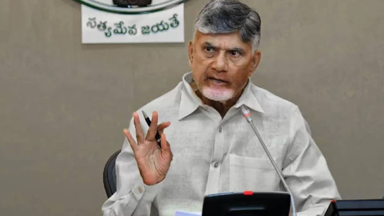 జీఎస్టీ ఉత్సవ్ను సక్సెస్ చేయాలి.. రాష్ట్రవ్యాప్తంగా 6వేల సమావేశాలు నిర్వహించాలి : టెలీకాన్ఫరెన్స్లో సీఎం చంద్రబాబు జీఎస్టీ ఉత్సవ్ను సక్సెస్ చేయాలి.. రాష్ట్రవ్యాప్తంగా 6వేల సమావేశాలు నిర్వహించాలి : టెలీకాన్ఫరెన్స్లో సీఎం చంద్రబాబు