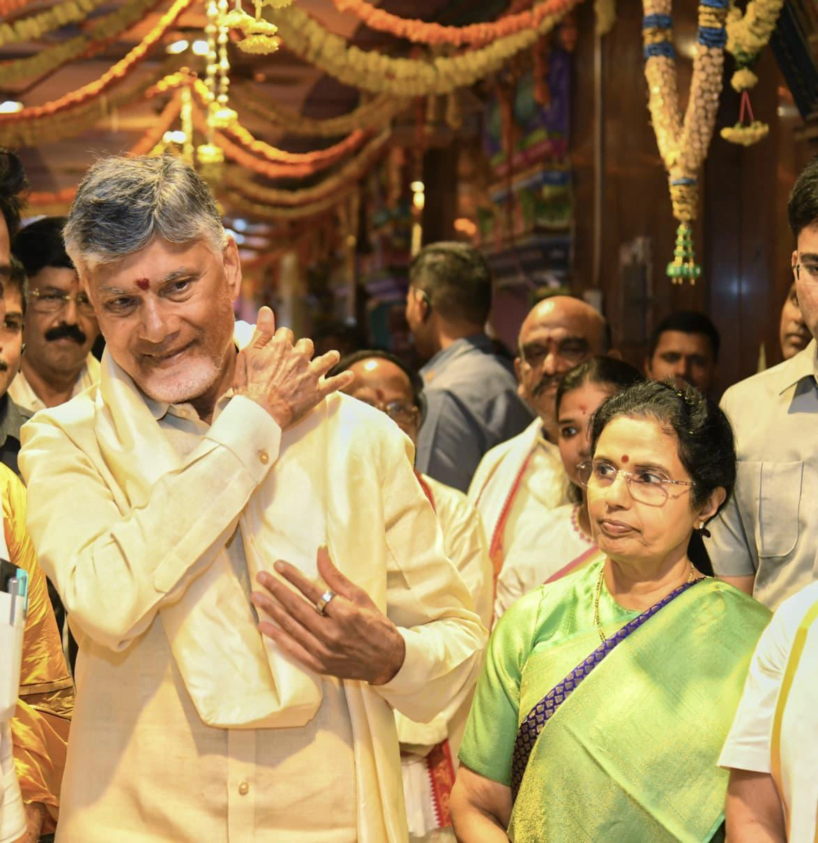 CM Chandrababu Naidu couple offered silk clothes to Kanaka Durga Ammavaru on Indrakeeladri