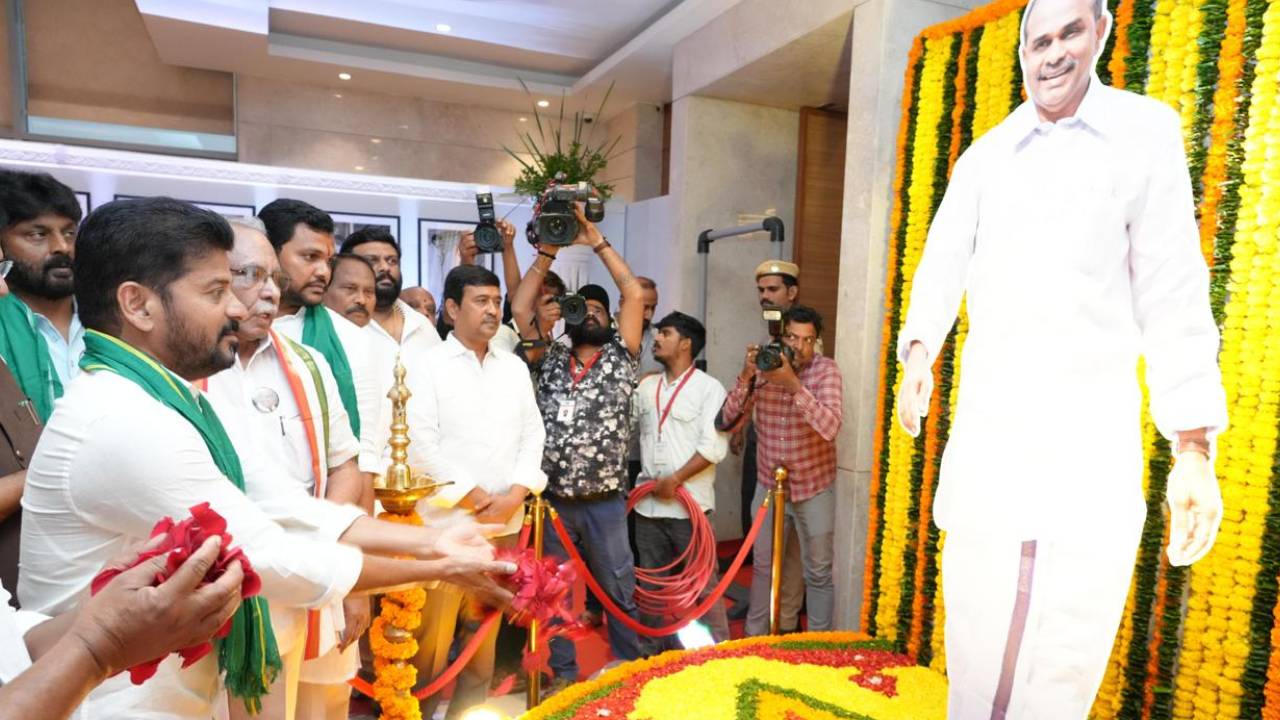 CM Revanth Reddy : వైఎస్ఆర్ మెమోరియల్ అవార్డు కార్యక్రమం.. పాల్గొన్న సీఎం రేవంత్ రెడ్డి, షర్మిల.. ఫొటోలు