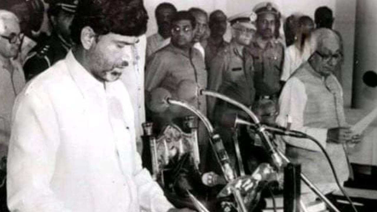 CM Chandrababu : చంద్రబాబు అన్స్టాపబుల్.. తొలిసారి ముఖ్యమంత్రి అయి నేటికి 30ఏళ్లు CM Chandrababu : చంద్రబాబు అన్స్టాపబుల్.. తొలిసారి ముఖ్యమంత్రి అయి నేటికి 30ఏళ్లు