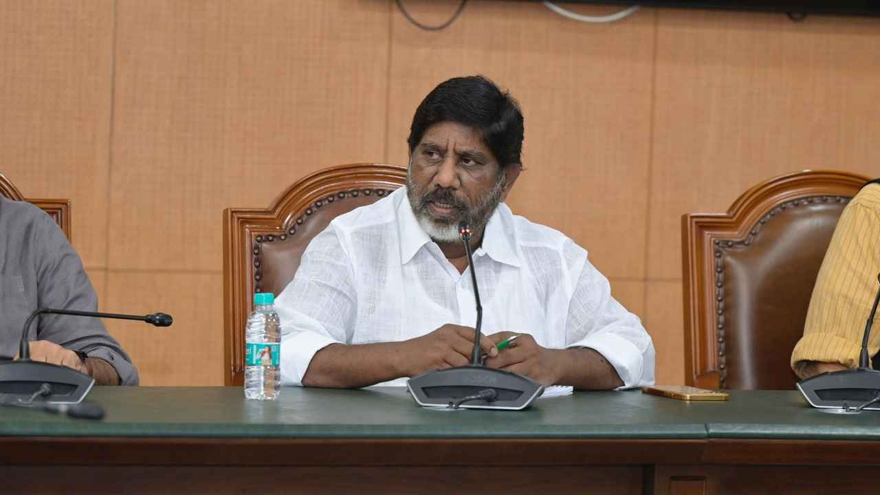 Health Cards For Employees: ఉద్యోగులకు హెల్త్ కార్డులు.. త్వరలో విధివిధానాలు ఖరారు- డిప్యూటీ సీఎం భట్టి Health Cards For Employees: ఉద్యోగులకు హెల్త్ కార్డులు.. త్వరలో విధివిధానాలు ఖరారు- డిప్యూటీ సీఎం భట్టి