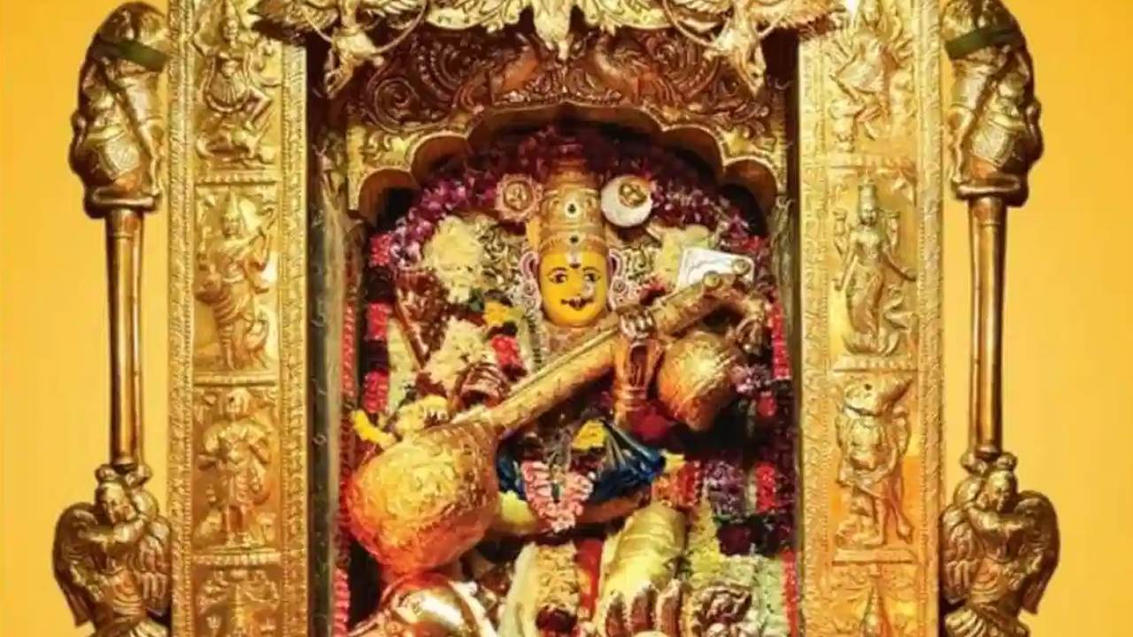 Devi Navaratrulu 2025: ఇంద్రకీలాద్రిలో సరస్వతీదేవి అలంకార విశిష్టత.. నైవేద్యంగా ఏం పెట్టాలి? విద్యార్థులు కొలిస్తే.. Devi Navaratrulu 2025: ఇంద్రకీలాద్రిలో సరస్వతీదేవి అలంకార విశిష్టత.. నైవేద్యంగా ఏం పెట్టాలి? విద్యార్థులు కొలిస్తే..