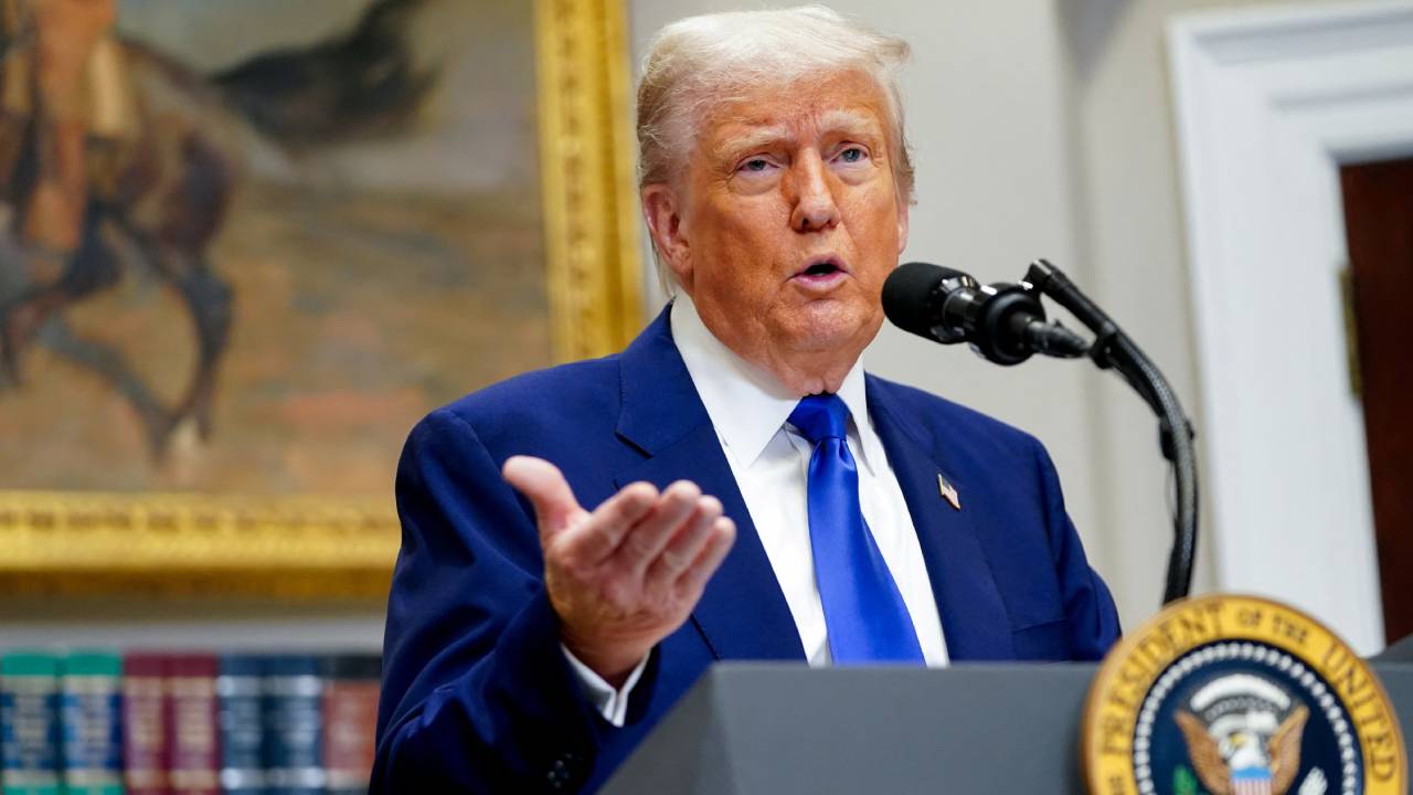 Donald Trump : వాళ్లు యూఎస్కు వ్యతిరేకంగా కుట్రలు చేస్తున్నారు.. ట్రంప్ సంచలన కామెంట్స్.. భారత్తో కలిసే ఉన్నాం.. కానీ.. Donald Trump : వాళ్లు యూఎస్కు వ్యతిరేకంగా కుట్రలు చేస్తున్నారు.. ట్రంప్ సంచలన కామెంట్స్.. భారత్తో కలిసే ఉన్నాం.. కానీ..
