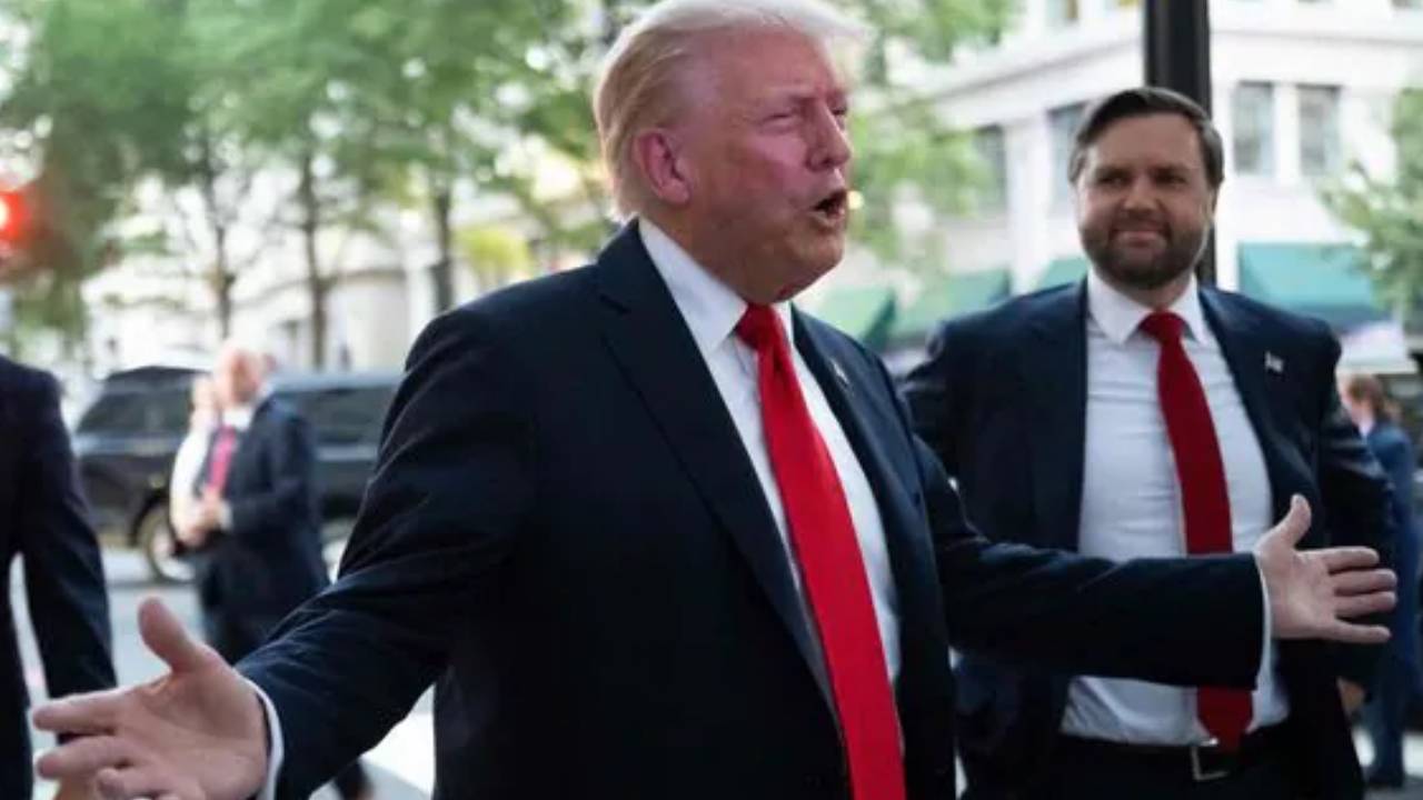 Donald Trump : భారత్పై మరోసారి అక్కసు వెళ్లగక్కిన ట్రంప్.. 100శాతం సుంకాలు.. ఈయూకు కీలక సూచన Donald Trump : భారత్పై మరోసారి అక్కసు వెళ్లగక్కిన ట్రంప్.. 100శాతం సుంకాలు.. ఈయూకు కీలక సూచన