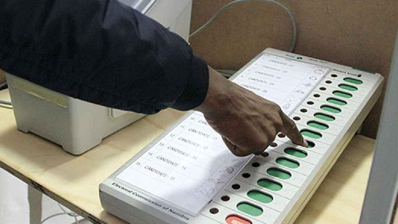 EVMs: రాష్ట్రపతి, ఉపరాష్ట్రపతి ఎన్నికల్లో ఈవీఎంలు ఎందుకు ఉపయోగించరు.. కారణం ఏంటి.. EVMs: రాష్ట్రపతి, ఉపరాష్ట్రపతి ఎన్నికల్లో ఈవీఎంలు ఎందుకు ఉపయోగించరు.. కారణం ఏంటి..