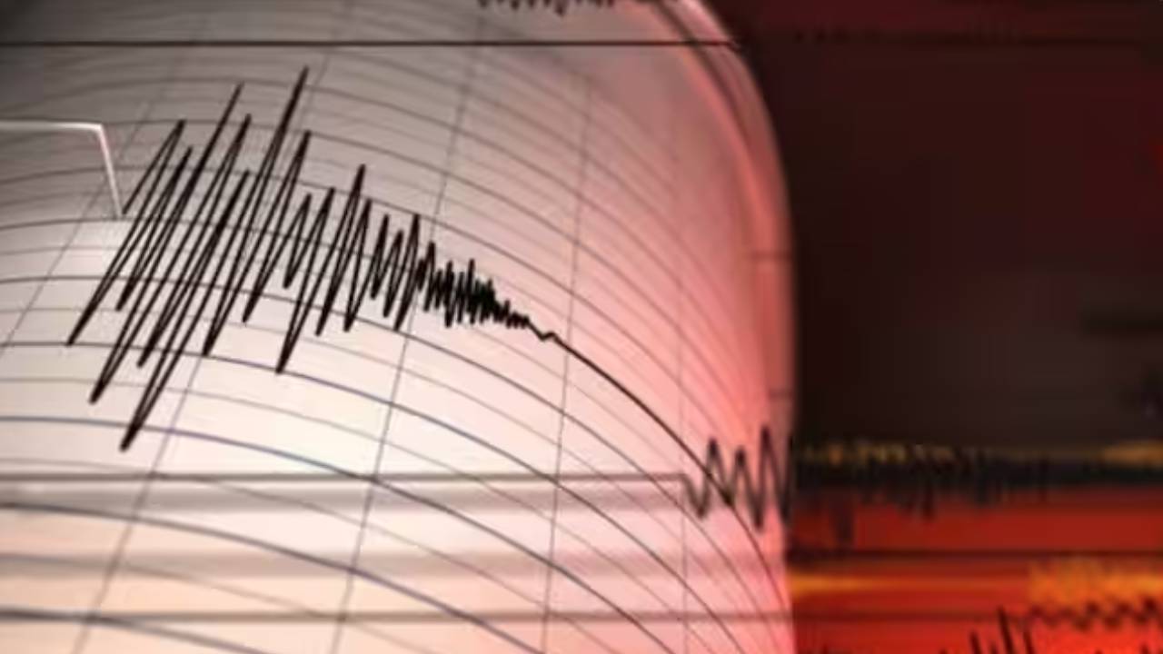 Earthquakes : ఏపీలో భూ ప్రకంపనలు.. భయాందోళనలో స్థానిక ప్రజలు.. ఆ ప్రాంతంలో తీవ్రత ఎక్కువ.. Earthquakes : ఏపీలో భూ ప్రకంపనలు.. భయాందోళనలో స్థానిక ప్రజలు.. ఆ ప్రాంతంలో తీవ్రత ఎక్కువ..