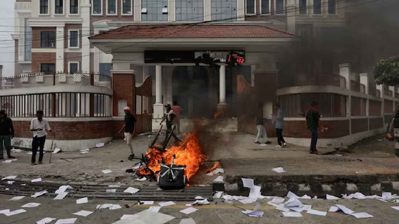 Nepal Protests: నేపాల్లో హింస.. మాజీ ప్రధాని భార్య సజీవదహనం.. షాకింగ్ వీడియో.. Nepal Protests: నేపాల్లో హింస.. మాజీ ప్రధాని భార్య సజీవదహనం.. షాకింగ్ వీడియో..