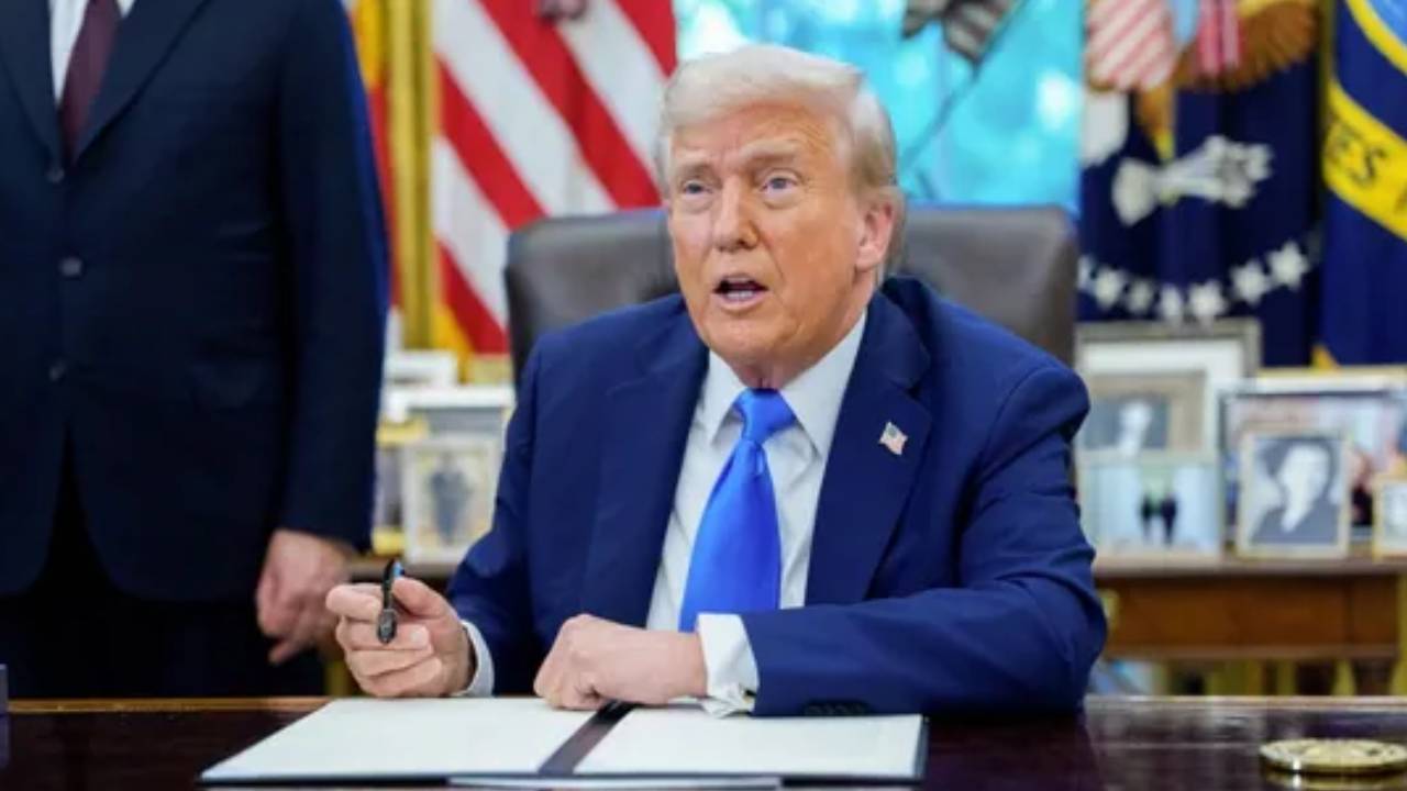 H1B Visa Fee : భారతీయులకు బిగ్ షాకిచ్చిన ట్రంప్.. హెచ్-1బీ వీసా నిబంధనల్లో భారీ మార్పులు.. లక్ష డాలర్లు చెల్లించాల్సిందే.. H1B Visa Fee : భారతీయులకు బిగ్ షాకిచ్చిన ట్రంప్.. హెచ్-1బీ వీసా నిబంధనల్లో భారీ మార్పులు.. లక్ష డాలర్లు చెల్లించాల్సిందే..