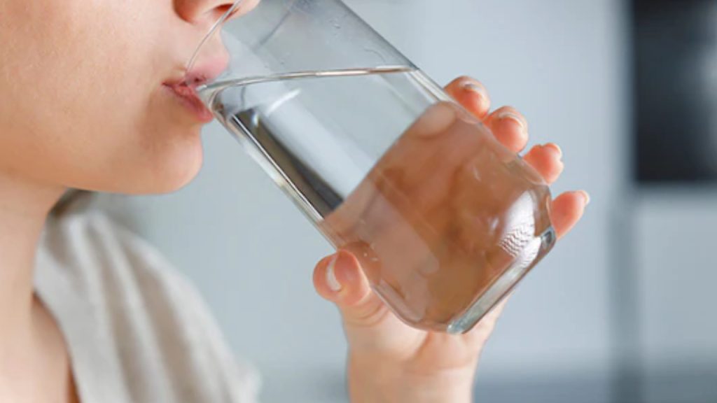 Health Tips: What time of day is it good for health to drink water?