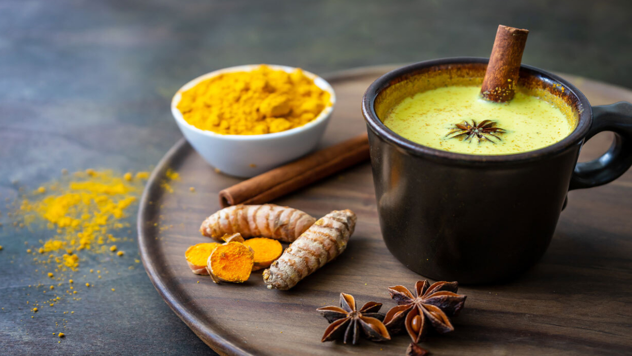 Turmeric Milk: కంటినిండా నిద్ర కోసం.. ఒక గ్లాస్ నిండా ఇది తాగండి.. గురకపెట్టి నిద్రపోతారు Turmeric Milk: కంటినిండా నిద్ర కోసం.. ఒక గ్లాస్ నిండా ఇది తాగండి.. గురకపెట్టి నిద్రపోతారు
