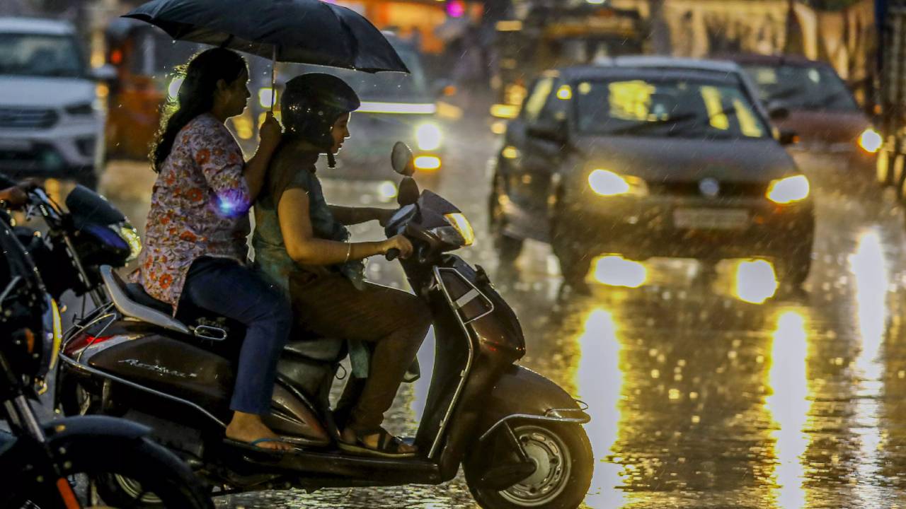 Heavy Rains : తెలంగాణలో దంచికొడుతున్న వానలు.. 18వరకు ఈ జిల్లాలకు ఎల్లో అలర్ట్ జారీ.. హైదరాబాద్లో కుండపోత వర్షం.. Heavy Rains : తెలంగాణలో దంచికొడుతున్న వానలు.. 18వరకు ఈ జిల్లాలకు ఎల్లో అలర్ట్ జారీ.. హైదరాబాద్లో కుండపోత వర్షం..