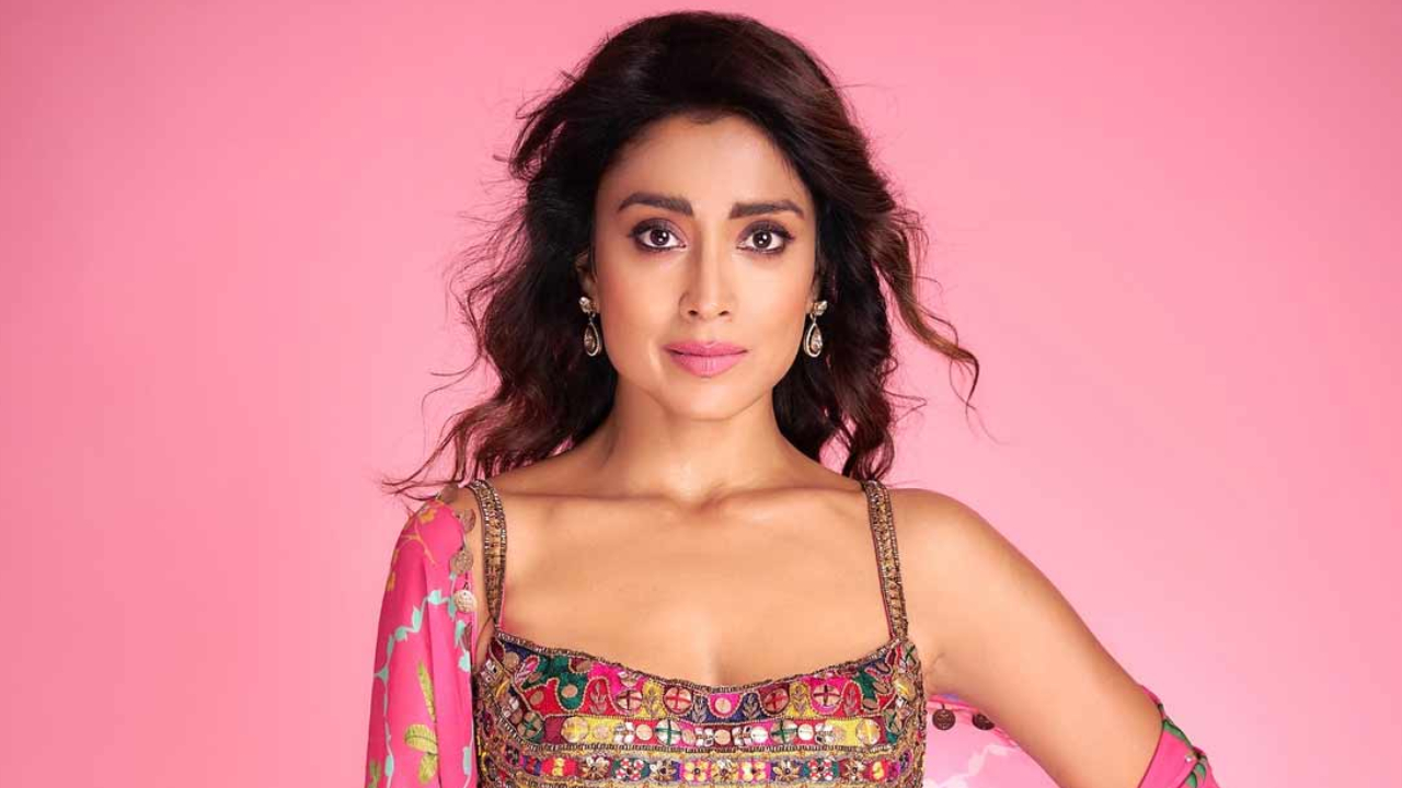 Shriya Saran: శ్రియ సెంటిమెంట్ తో మిరాయ్ బ్లాక్ బస్టర్.. ఒకటికాదు ఏకంగా రెండు! Shriya Saran: శ్రియ సెంటిమెంట్ తో మిరాయ్ బ్లాక్ బస్టర్.. ఒకటికాదు ఏకంగా రెండు!