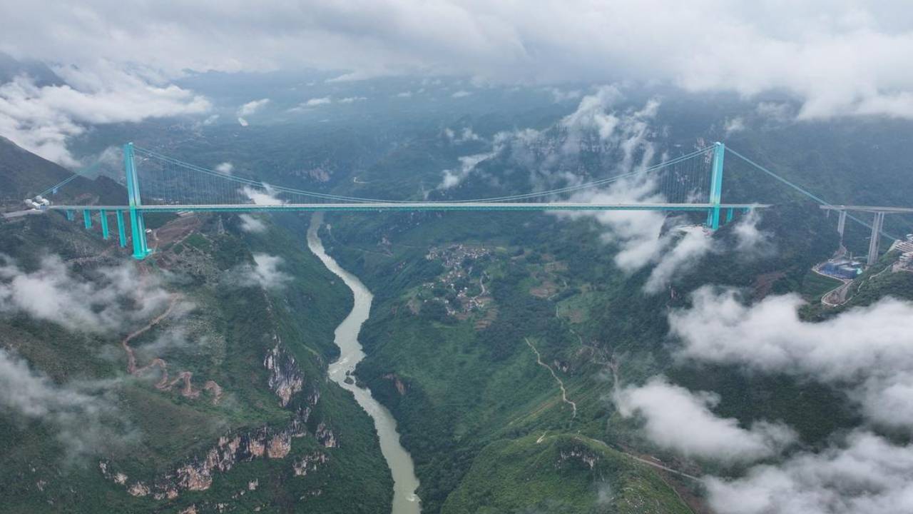 China Bridge : ప్రపంచంలోనే ఎత్తైన వంతెన.. రెండు గంటల జర్నీ రెండు నిమిషాల్లోనే.. ఈ బ్రిడ్జ్ ప్రాముఖ్యత, ప్రత్యేకతలు ఇవే.. China Bridge : ప్రపంచంలోనే ఎత్తైన వంతెన.. రెండు గంటల జర్నీ రెండు నిమిషాల్లోనే.. ఈ బ్రిడ్జ్ ప్రాముఖ్యత, ప్రత్యేకతలు ఇవే..