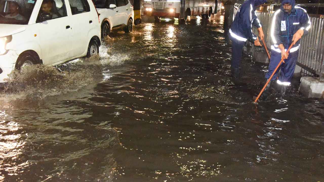 Hyderabad Rain: హైదరాబాద్లో వాన బీభత్సం.. రికార్డ్ స్థాయిలో కురిసిన వర్షం.. ఆసిఫ్ నగర్లో విషాదం.. నాలాలో కొట్టుకుపోయిన మామా, అల్లుడు.. Hyderabad Rain: హైదరాబాద్లో వాన బీభత్సం.. రికార్డ్ స్థాయిలో కురిసిన వర్షం.. ఆసిఫ్ నగర్లో విషాదం.. నాలాలో కొట్టుకుపోయిన మామా, అల్లుడు..