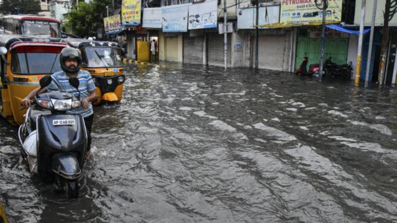 Hyderabad Rains : హైదరాబాద్ ప్రజలకు అలర్ట్.. మూడ్రోజులు జాగ్రత్త..! ఈ ప్రాంతాల్లో కుండపోత వర్షాలు.. అప్రమత్తమైన అధికారులు.. Hyderabad Rains : హైదరాబాద్ ప్రజలకు అలర్ట్.. మూడ్రోజులు జాగ్రత్త..! ఈ ప్రాంతాల్లో కుండపోత వర్షాలు.. అప్రమత్తమైన అధికారులు..