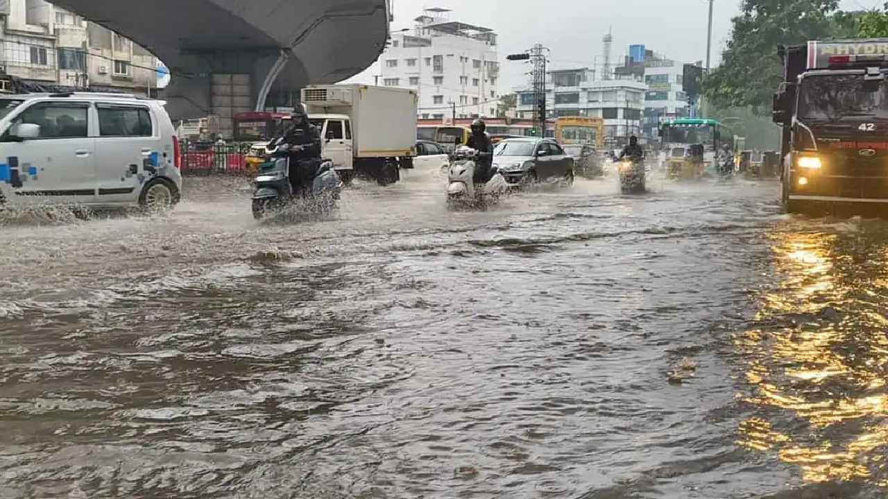 Hyderabad Rain: హైదరాబాద్లో మరోసారి వాన బీభత్సం.. 2గంటలు దంచికొట్టిన వర్షం.. నదుల్లా రోడ్లు.. భారీగా ట్రాఫిక్ జామ్.. Hyderabad Rain: హైదరాబాద్లో మరోసారి వాన బీభత్సం.. 2గంటలు దంచికొట్టిన వర్షం.. నదుల్లా రోడ్లు.. భారీగా ట్రాఫిక్ జామ్..