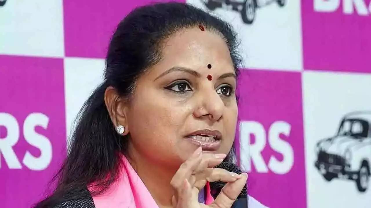 Kavitha : నేను కేసీఆర్కు రాసిన లేఖను లీక్ చేసింది అతనే.. కేసీఆర్ ఫొటోతోనే నా కార్యక్రమాలు.. మీడియా చిట్చాట్లో కవిత Kavitha : నేను కేసీఆర్కు రాసిన లేఖను లీక్ చేసింది అతనే.. కేసీఆర్ ఫొటోతోనే నా కార్యక్రమాలు.. మీడియా చిట్చాట్లో కవిత