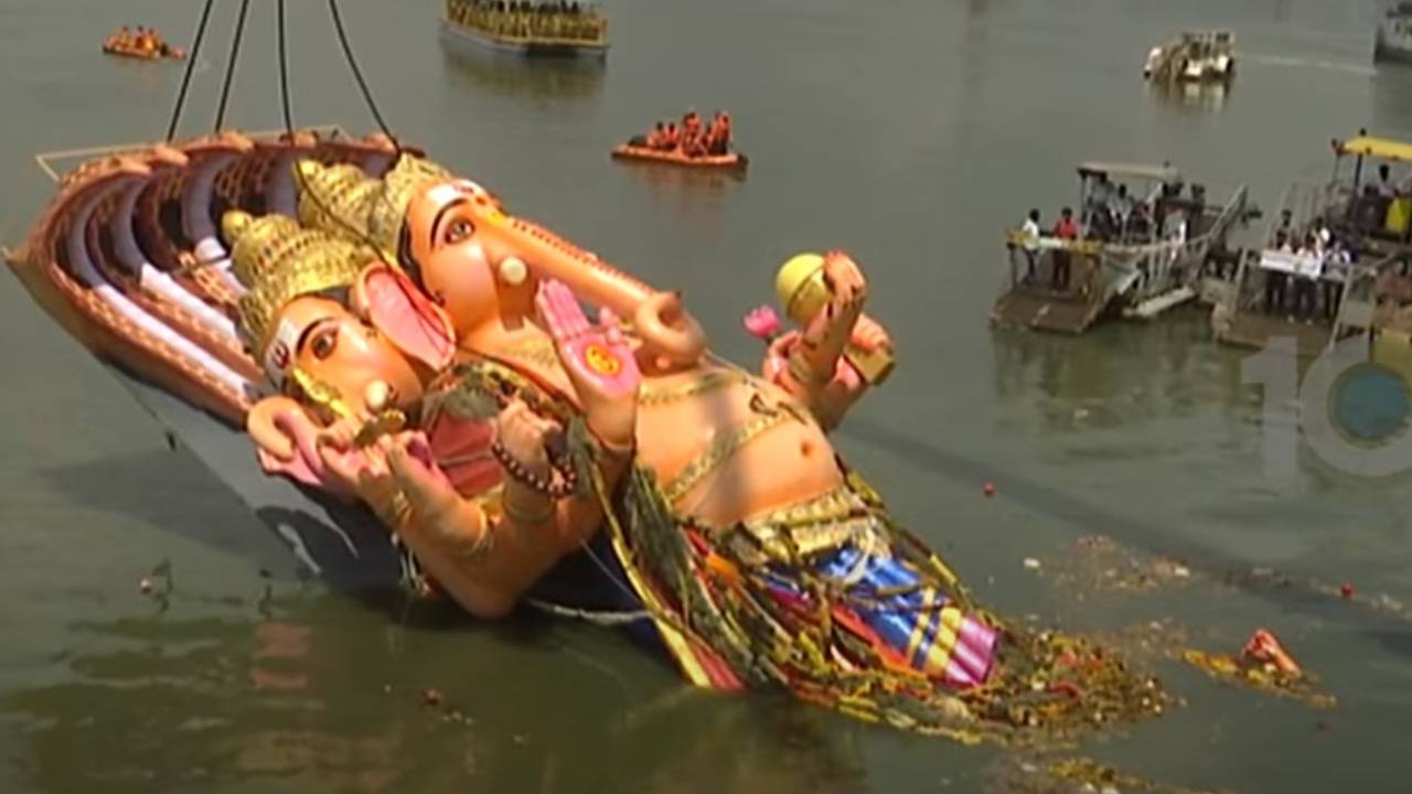 Khairatabad Ganesh Nimajjanam: గంగమ్మ ఒడికి చేరిన ఖైరతాబాద్ మహాగణపతి.. శోభాయాత్ర, నిమజ్జనం ఫొటోలు..