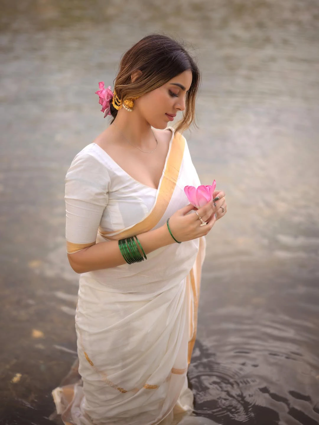 Kushitha Kallapu Onam Special Saree Photos