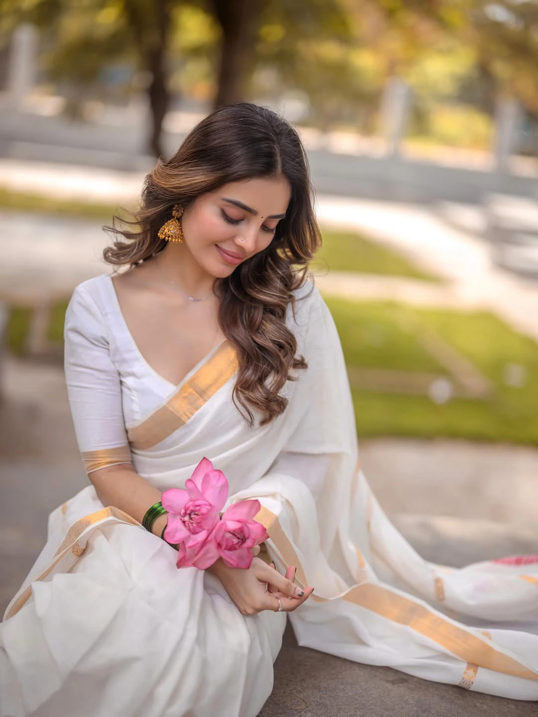 Kushitha Kallapu Onam Special Saree Photos