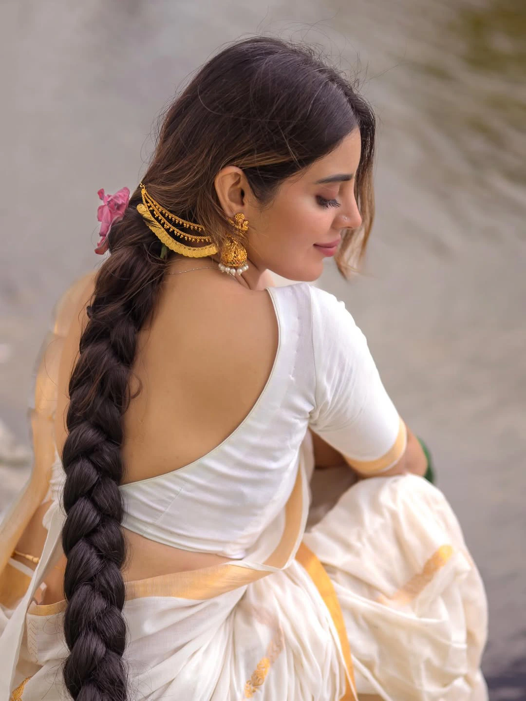 Kushitha Kallapu Onam Special Saree Photos